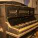 Sotto la seducente figura campeggia il pianoforte nero di famiglia, che ci piace pensare essere stato utilizzato durante quelle notti brave